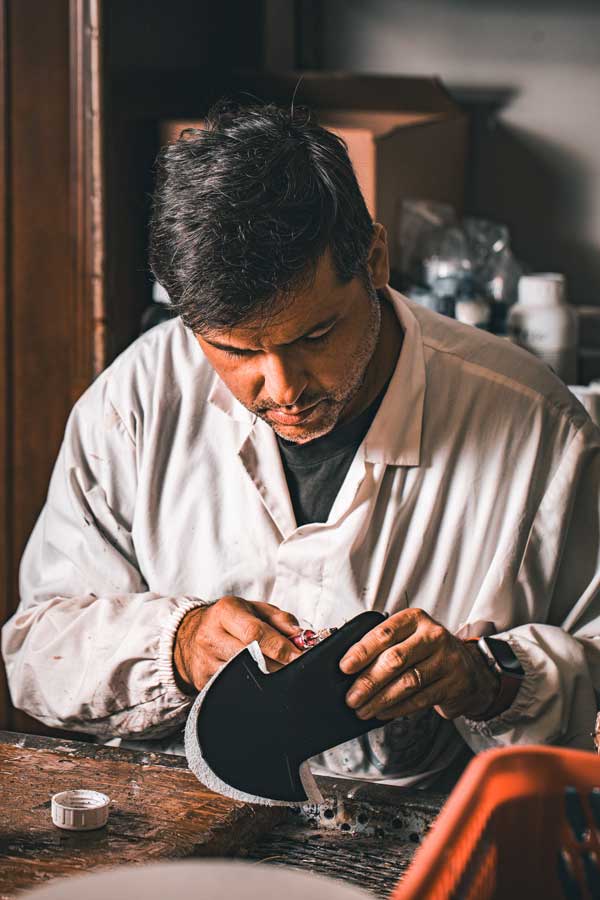 artigiano che tinge gli Sfili