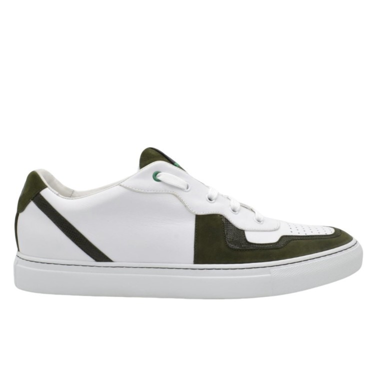 Sneakers in pelle bianca e camoscio verde Sneakers in pelle bianca e camoscio verde