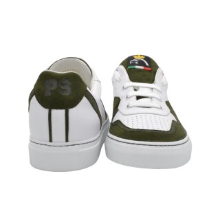 Sneakers in pelle bianca e camoscio verde Sneakers in pelle bianca e camoscio verde