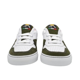 Sneakers in pelle bianca e camoscio verde Sneakers in pelle bianca e camoscio verde
